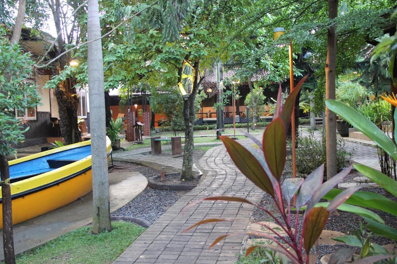 Bamboe Inn Homestay Bandar Lampung Exterior photo